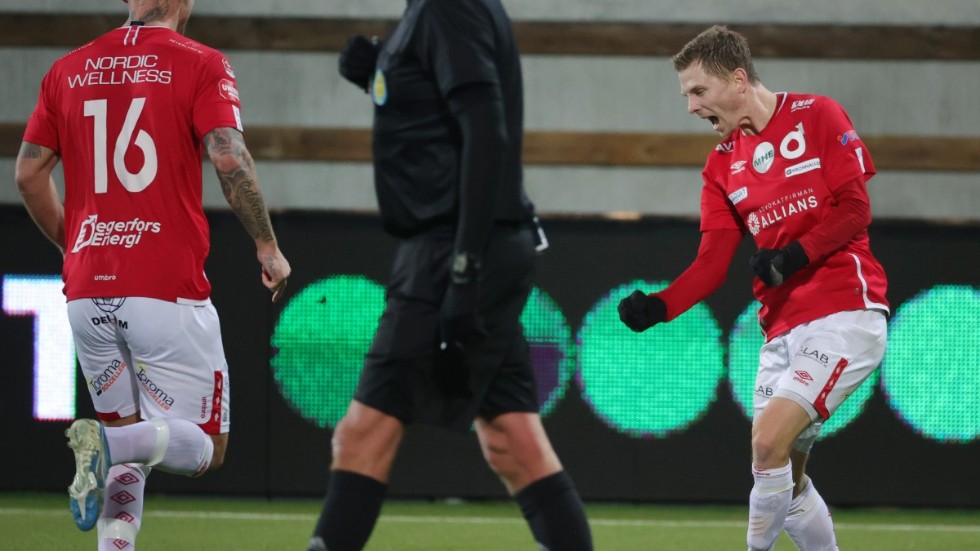 Johan Bertilsson jublar efter att ha satt dit 1-0-målet borta mot Ljungskile. Ett mål som blev början på resan till en säker plats i allsvenskan 2021.