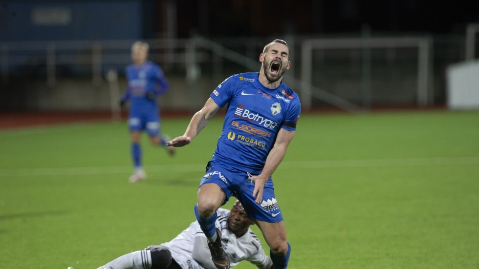 Arkivbild. Linköping Citys Marko Jordan stoppas av Motala AIF:s back Ibrahim Koroma i en match 2020. 