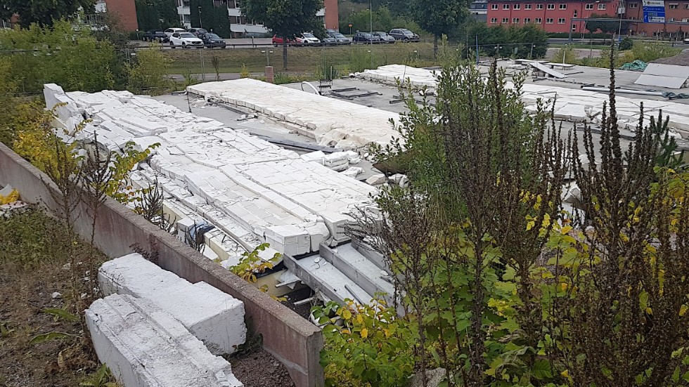 Så här ser det ut idag i Lärdomsljuset 15–23. De bostadsskiljande väggarna av lättbetong har vräkts ner över betongplattan.