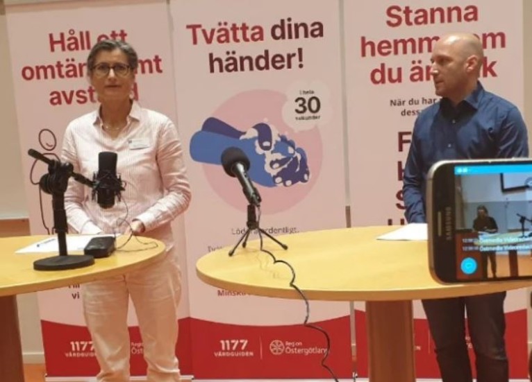 Smittskyddsläkare Britt Åkerlind och Rickard Lundin, representant för den regionala sjukvårdsledningen, vid en tidigare pressträff. 