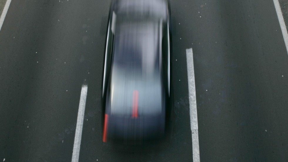 Trots att de flesta vet att höga hastigheter medför större risker, fortsätter många köra för fort och uppskatta sin egen körförmåga.
