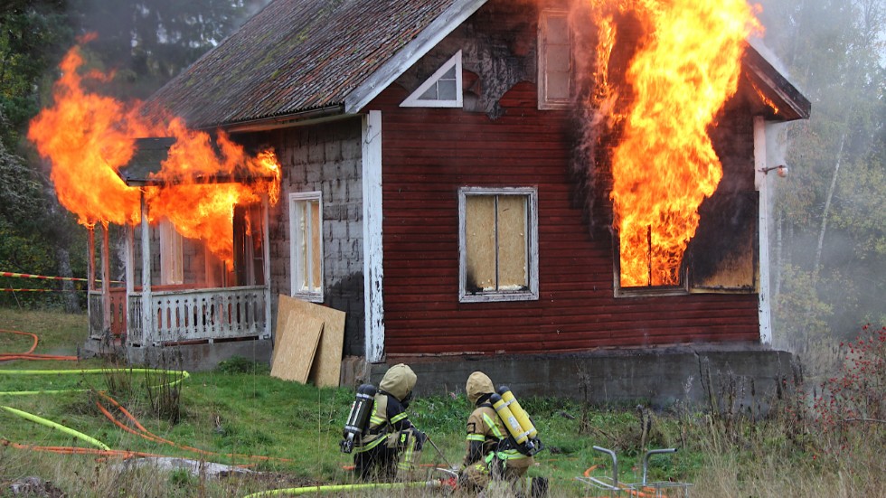 En del av den planerade övningsverksamheten ställdes in. Men i Västrahult utanför Virserum blev det skarpt läge. Här kunde brandmännen genomföra en verkligt realistisk övning.