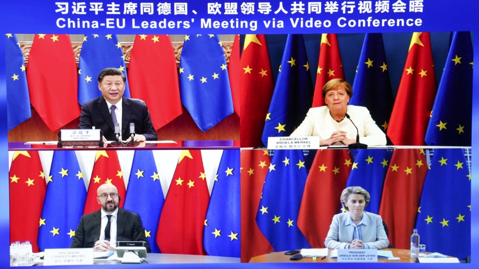 Ett coronasäkert möte mellan Kinas president Xi Jinping, Tysklands förbundskansler Angela Merkel, Europeiska rådets permanenta ordförande Charles Michel och EU-kommissionens ordförande Ursula von der Leyen i höstas. Nu rapporteras ledarna ha nått en uppgörelse om ett investeringsavtal.