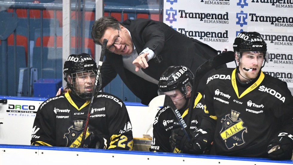 AIK:s huvudtränare Håkan Åhlund sjukskriver sig resten av januari. Arkivbild.