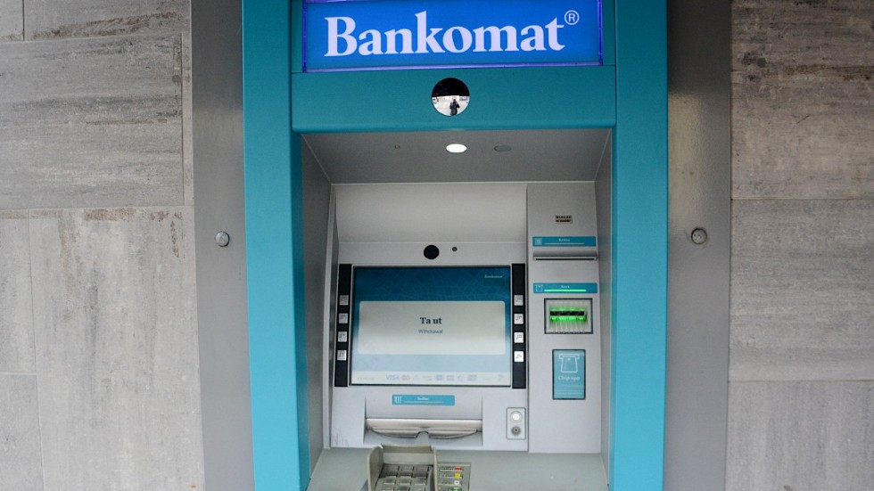 En Vimmerbybo i 70-årsåldern döms för att ha tagit pengar som satt kvar i bankomaten efter en tidigare kund.