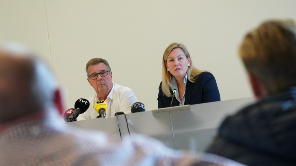 Kommunstyrelsens ordförande Cecilia Bladh in Zito (SD) och 1:e vice ordförande Lars-Göran Ritmer (M) vid torsdagens presskonferens i kommunhuset i Hörby.