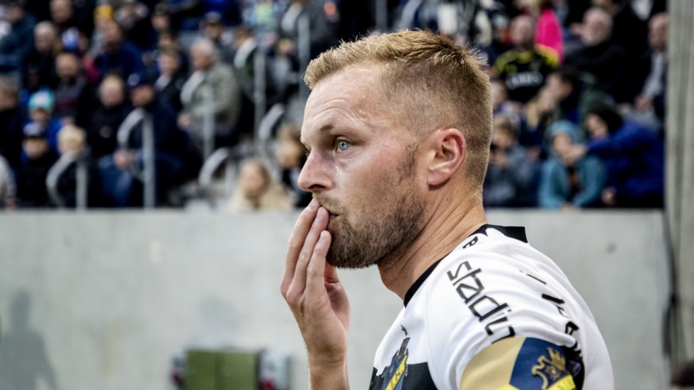 AIK:s lagkapten Sebastian Larsson under söndagens fotbollsmatch i allsvenskan mellan Sirius och AIK på Studenternas.