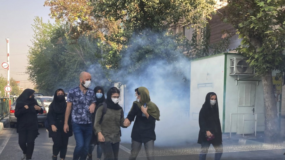Bilderna som kommer ut från Irans protester är få. På bilden syns tårgas i luften utanför Teherans universitet den 1 oktober.