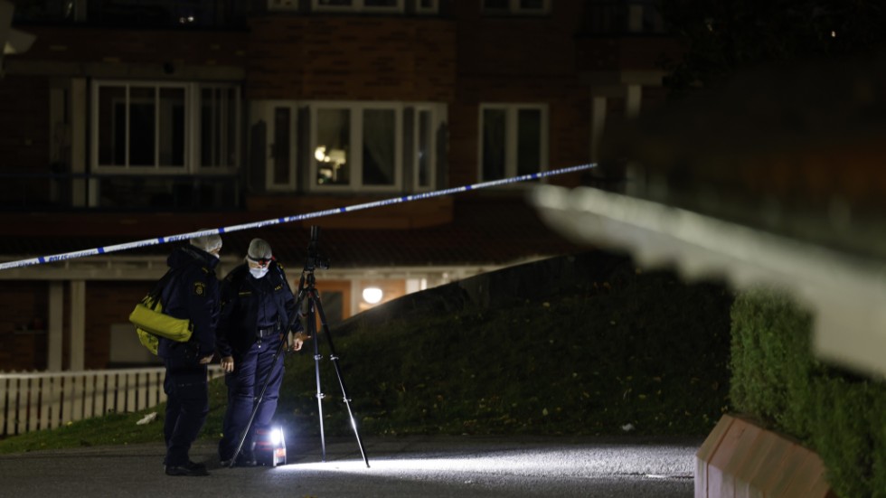 Polis på plats efter skottlossningen i Saltskog i södra Södertälje den 6 oktober 2022, då en 19-åring dog och en 16-åring skadades.
