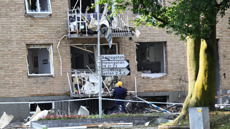 Huset på Ådalagatan där spärngladdningen detonerade. Ett hundratal lägenheter fick skador på fönster och balkonger. Arkivbild.