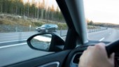 Bilhandlare bogserade förarlös bil – med spännband: ✓På motorvägen ✓80 knyck ✓Allt olagligt