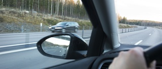 Bilhandlare bogserade förarlös bil – med spännband: ✓På motorvägen ✓80 knyck ✓Allt olagligt