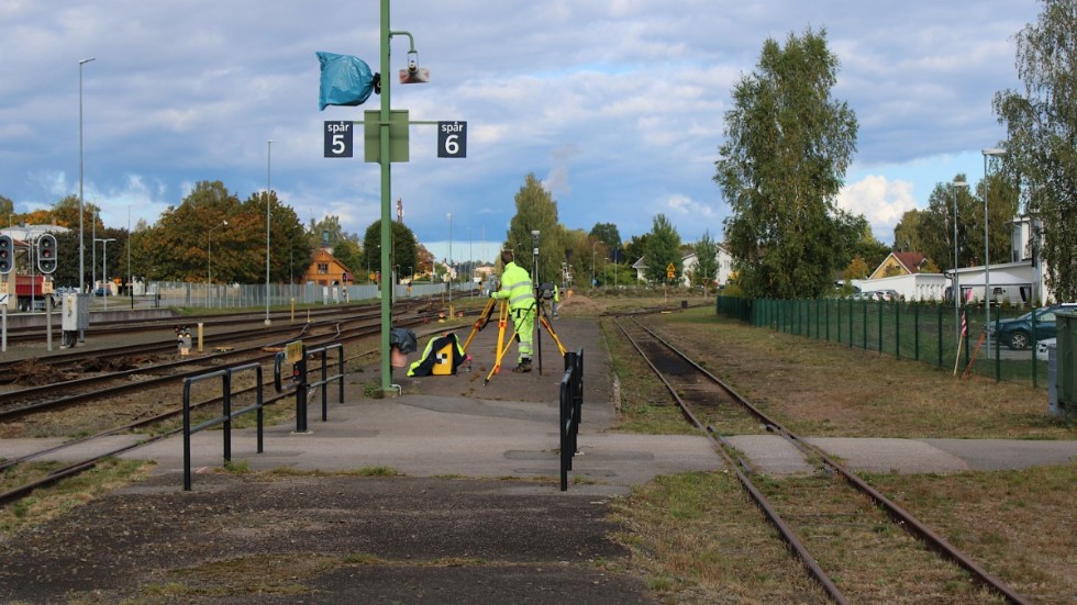 Personal från miljö- och byggnadsförvaltningen gjorde förberedelser för spårmätning på stationsområdet i Hultsfred.