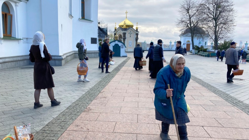 Äldre kvinna vid påskfirande i Kiev.