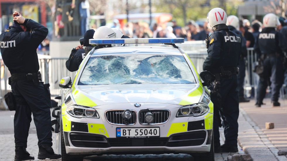 Två polisbilar skadades när demonstranter Norsk polis använde tårgas mot demonstranter kastade föremål i Sandefjord.
