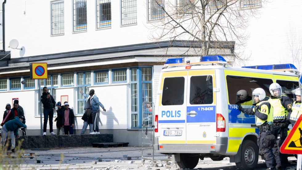 Motdemonstranter kastar sten mot polisen i Stockholmsförorten Rinkeby under långfredagen.