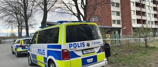 Tre gripna misstänkta för skottlossning i Årby – polisen utreder mordförsök