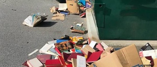 Massvis med böcker dumpade
