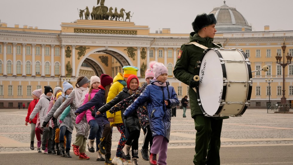 Barn tränar tillsammans med trumslagare från en militärorkester inför segerdagen i Moskva.