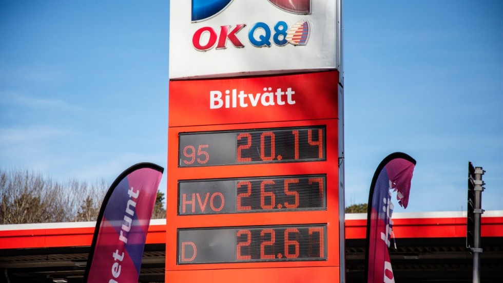 Priset på bränslen påverkar också av koldioxidskatt, bränsleskatt och moms, vilket också övriga regeringspartier beslutat. Detta är inget som MP har beslutat på egen hand, skriver miljöpartisterna Marco Venegas och Björn Åslund.