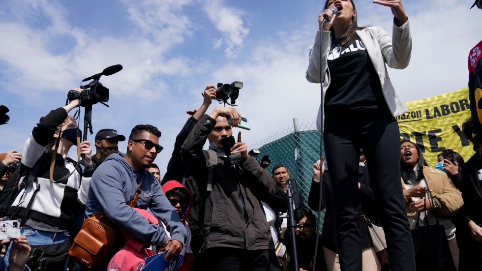 Alexandria Ocasio-Cortez, demokrat i USA:s representanthus, talar till anställda vid ett av Amazons lagerlokaler på Staten Island förra veckan.