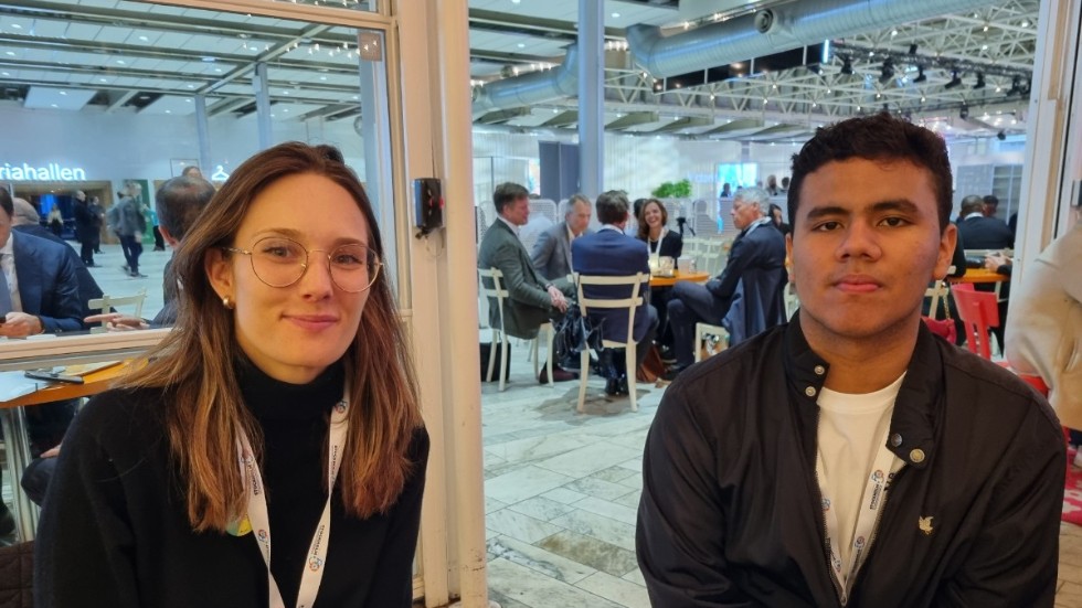 Karolina Lagercrantz, vice ordförande i Push Sverige, och Juan David Amay, Fridays for future, Colombia, vittnar om svårigheter för unga att ta sig till klimatkonferensen i Stockholm.