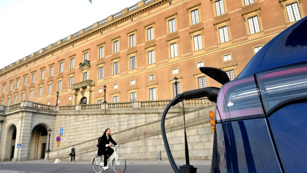 Laddplats för elbilar på Slottskajen nedanför Stockholms slott.
