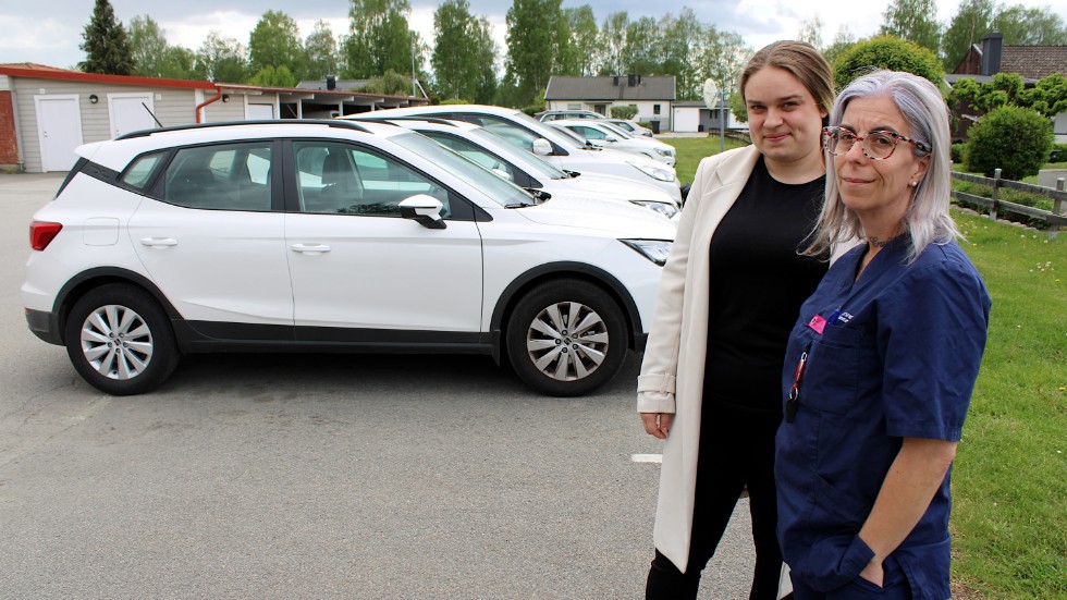 Undersköterskorna, skyddsombuden och arbetsplatsombuden Felicia Jonsson och Sanna Hansson är nöjda med hemtjänstens biogasbilar i Målilla.