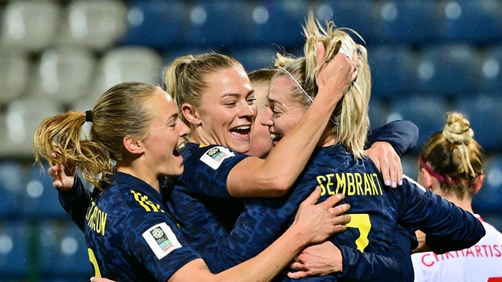 Magdalena Eriksson, Fridolina Rolf och Linda Sembrant kan fixa en svensk VM-biljett ikväll. Arkivbild.