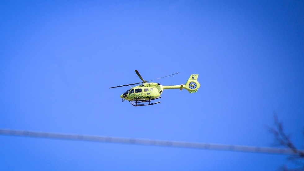 En man fördes till sjukhus med ambulanshelikopter efter en olycka i Hofors kommun. Arkivbild.