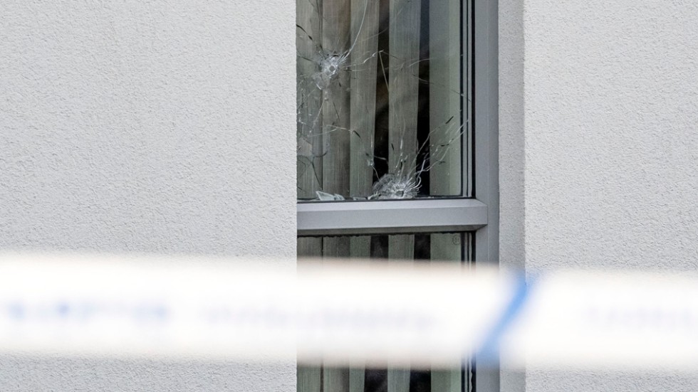 Skotthål i ett fönster på en fastighet i skånska Åkarp. Händelsen utreds som försök till mord och grovt vapenbrott.