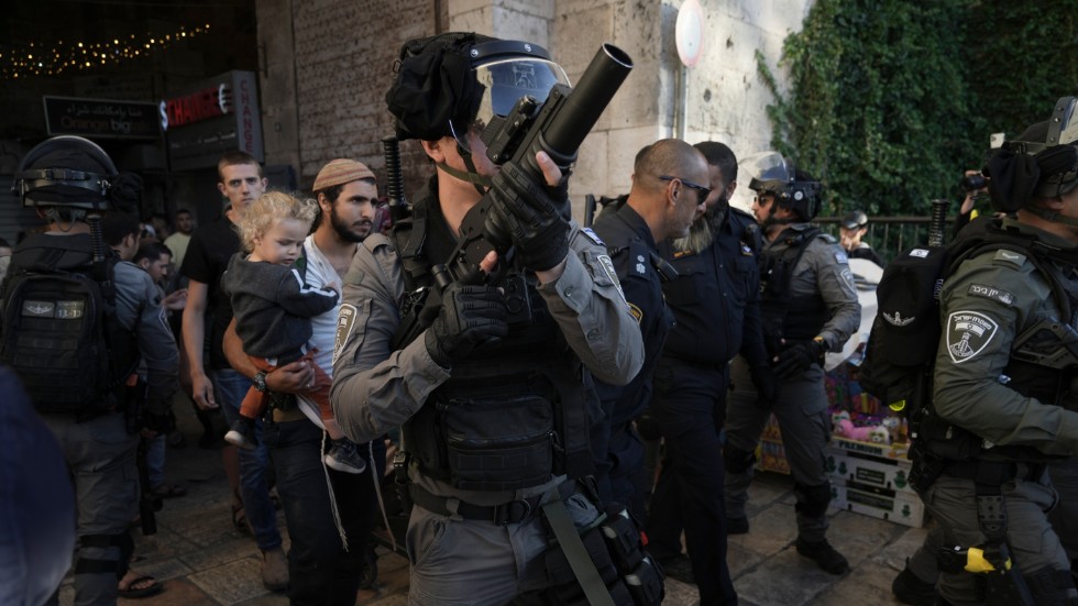 Israelisk säkerhetsstyrkor håller vakt vid Damaskusporten i Jerusalem.
