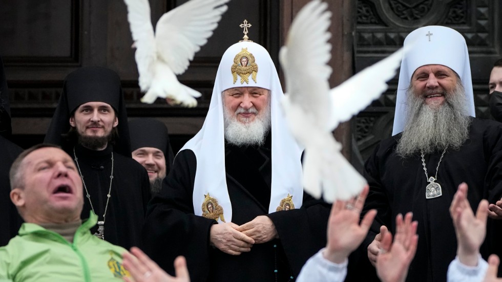 Ryska ortodoxa kyrkans patriark Kirill släpper ut fåglar under en högtid inför påsken. Kirill har, likt många ryska präster, predikat om fred.