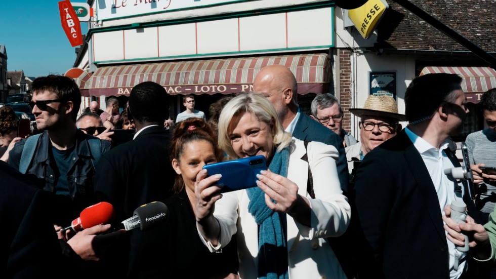 Högernationalisten och presidentkandidaten Marine Le Pen höll på lördagen ett valmöte i byn Saint-Rémy-sur-Avre tio mil väster om Paris.