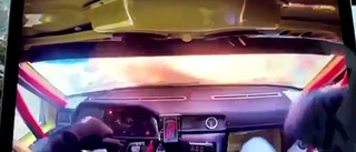 TV: Här slänger de sig ut ur den brinnande bilen