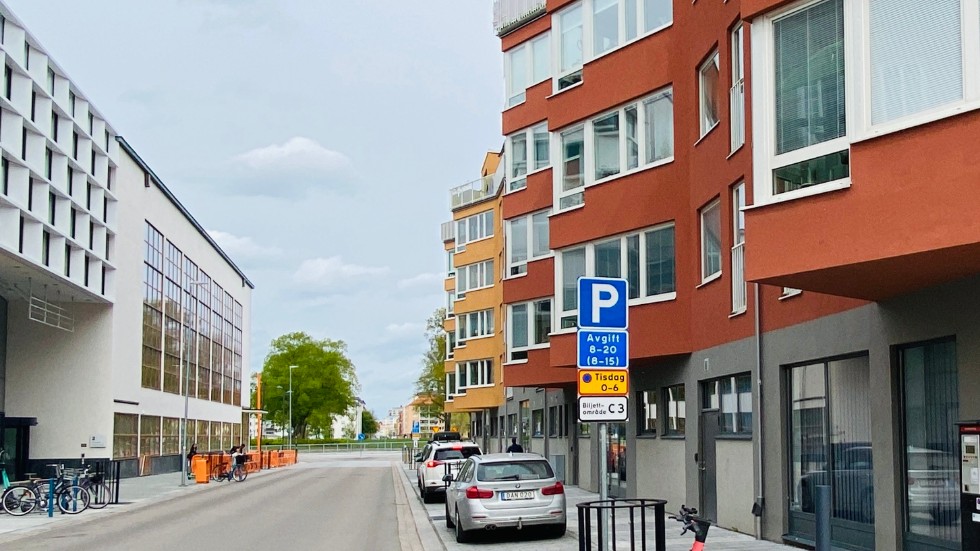 Vid ombyggnaden av Drottninggatan tycks bilisters parkeringsplatser varit viktigare än cyklisters framkomlighet, menar Miljöpartiet.