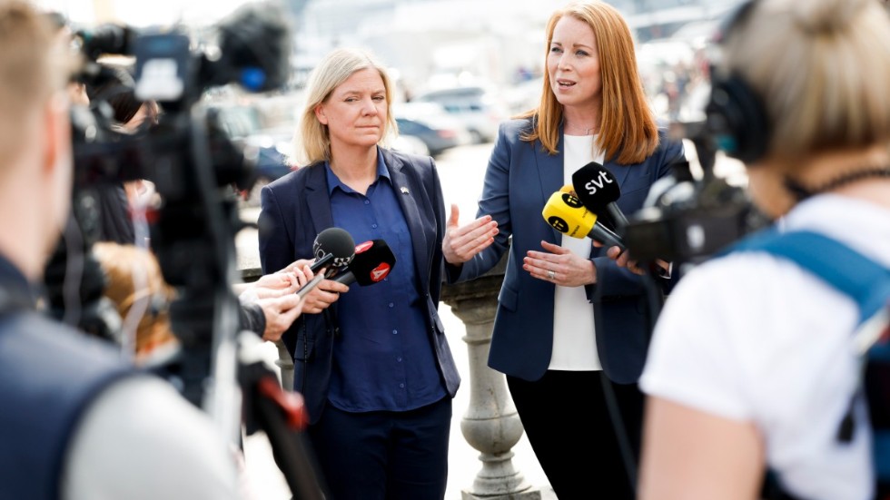 Annie Lööfs (till höger i bild) besked om att Centerpartiet stödjer regeringens vårändringsbudget innebär ett tydligare kliv mot det röda blocket och statsminister Magdalena Andersson (S) (till vänster i bild), säger två statsvetare. Arkivbild.