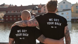 Unik t-shirt ska hjälpa Eskilstunas utsatta – lokal profil bakom satsningen: "Det är en härlig och cool grej"