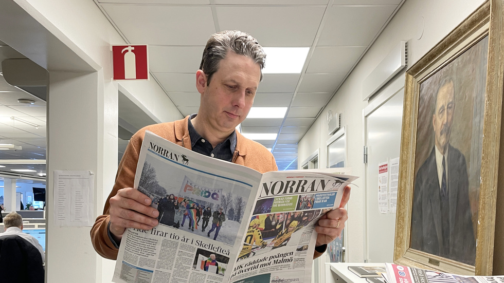 Andreas Westerberg har börjat som politisk redaktör på Norran. På tavlan ser vi för övrigt tidningens grundare Anton Wikström.