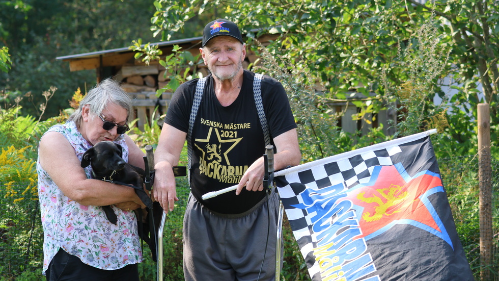 Dackarna forever! Familjen Lepistö, Anne och Erkki är hårt inbitna dackefans. Vad hunden Dora tycker vet vi inte. 