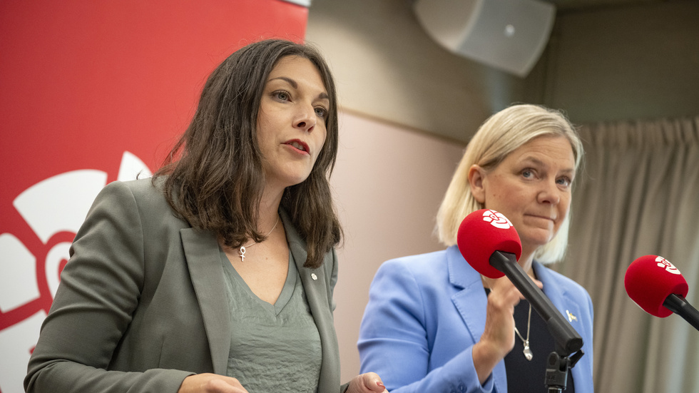 Socialdemokraternas partiledare Magdalena Andersson och Teresa Carvalho (t v) höll en gemensam pressträff i Sandviken i söndags. Det blev en hel del tal om "järnaxlar" mellan S och M. 
