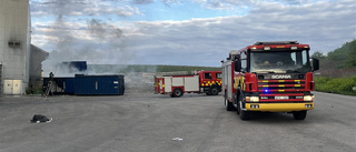 Brand i avfallsanläggning – container med metallskrot brann