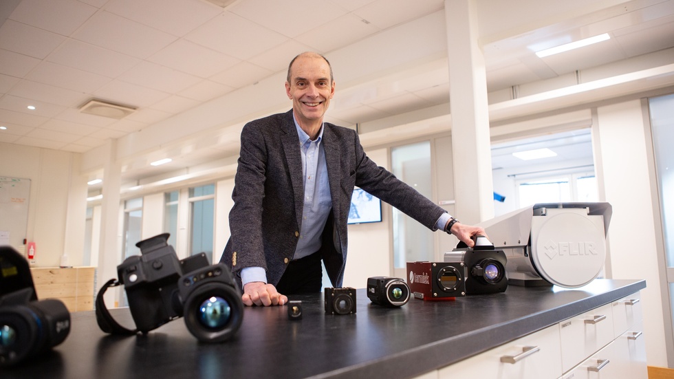 Claes Nelsson, vd och delägare visar upp några exempel på olika värmekameror som företaget säljer. "Vi har kameror för en mängd olika tillämpningar", säger han.