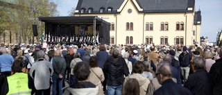 BILDEXTRA: Stor publik njöt av studentsångerna på Borggården