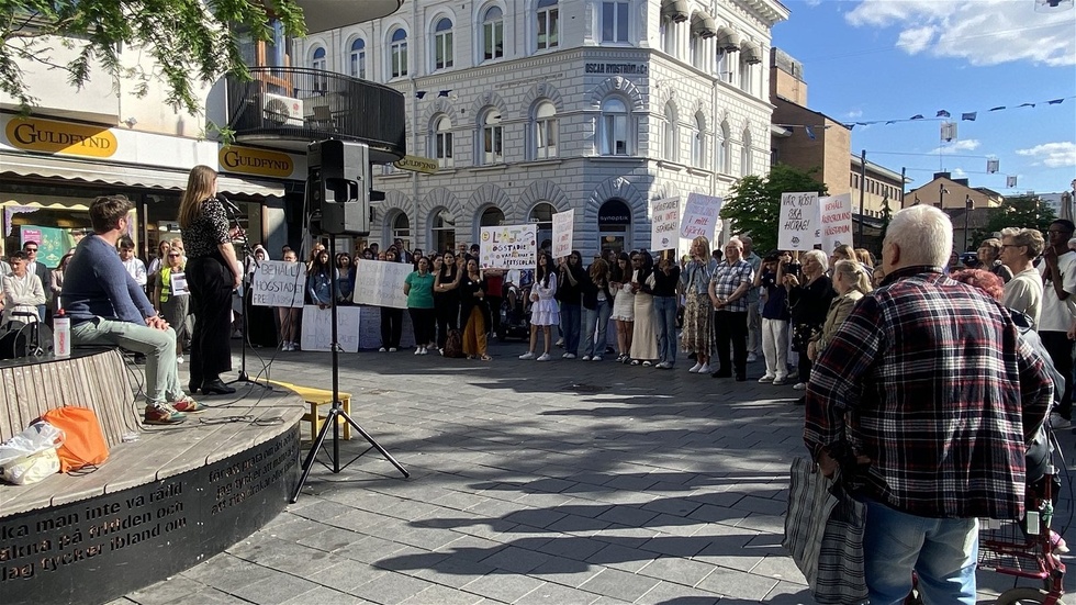 Ett exempel på praktisk undervisning i demokrati. Så beskriver Lasse Pettersson engagemanget mot en nedläggning av Årbyskolans högstadium. Bilden är från en manifestation på Domustorget i Eskilstuna.