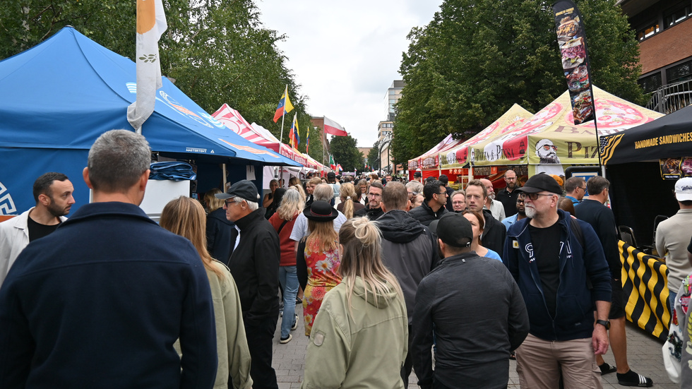 By lunchtime the fair was packed.