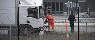 BILDERNA: Lastbil körde av vägen på E18 i Enköping