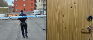 LIVE: Här är bilden – fem skott sköts mot lägenhetsdörren