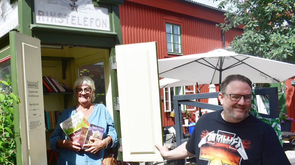 Nils Åsén drew the phone booth a few decennia ago. Now his partner Kristine Vaneryd and his son Robin Åsén want to honor his memory – by giving the booth new life.