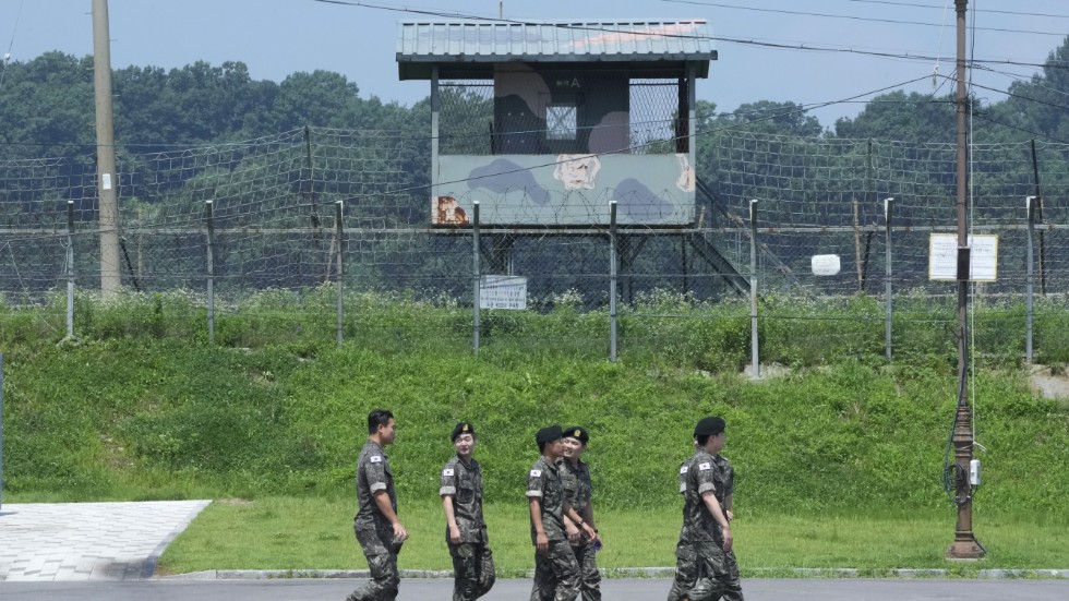 Sydkoreanska soldater vid gränsen till Nordkorea. Från Nordkorea har det fortfarande inte kommit några uttalanden om den amerikanska soldat som tros ha gripits efter att ha korsat gränsen.
